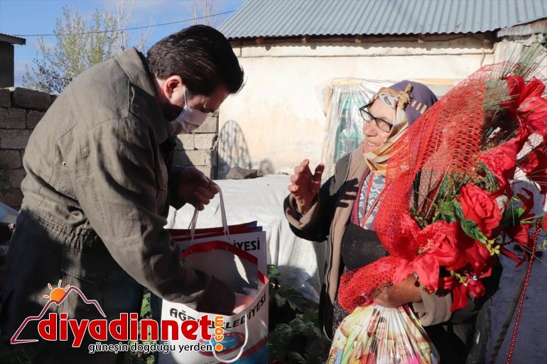 Ağrı Belediye Başkanı Sayan, ziyarete gittiği yaşlı kadından helallik istedi