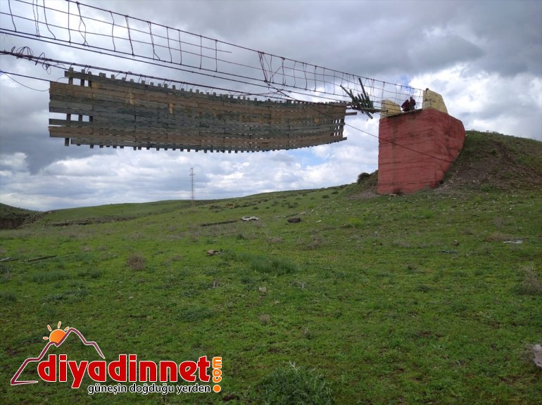 rüzgar nedeniyle metrelik asma yıkıldı Kars