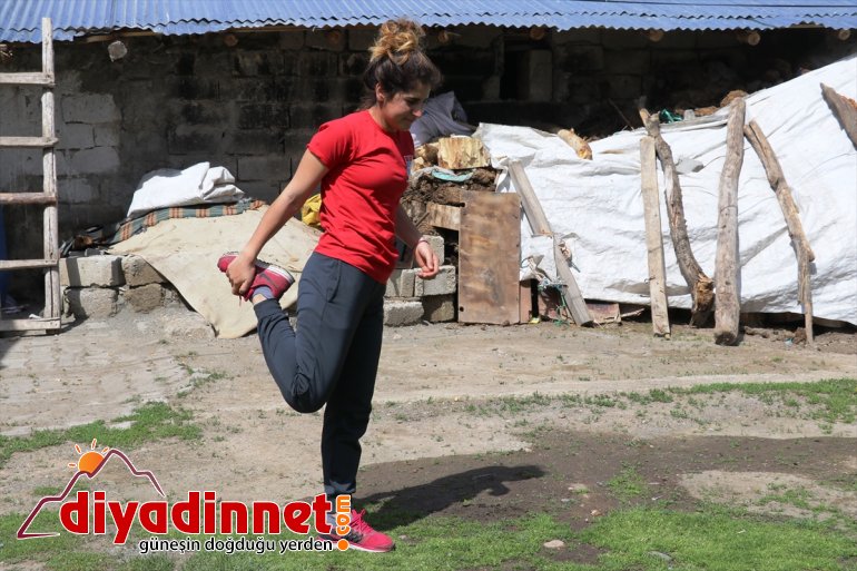 Kayaklı koşu sporcuları antrenmanlarını evlerinin bahçesine sığdırıyor