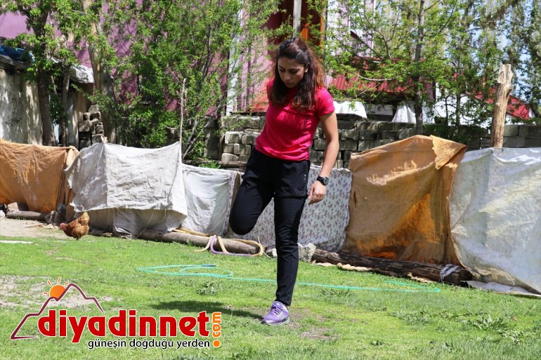 Kayaklı antrenmanlarını sporcuları bahçesine sığdırıyor evlerinin koşu 11