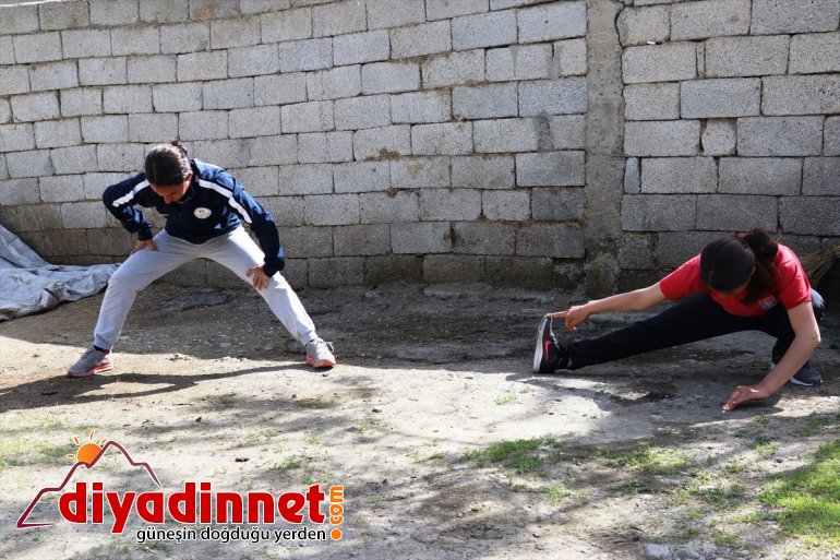 evlerinin bahçesine sporcuları Kayaklı antrenmanlarını sığdırıyor koşu 4