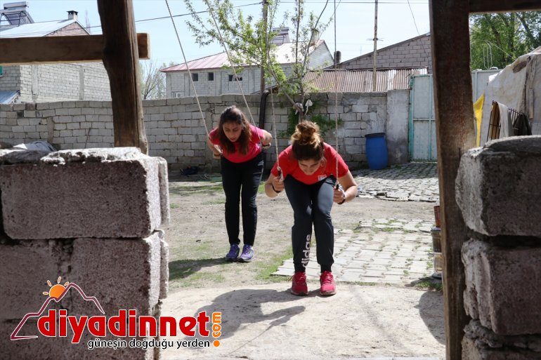 sporcuları Kayaklı evlerinin koşu sığdırıyor bahçesine antrenmanlarını 7