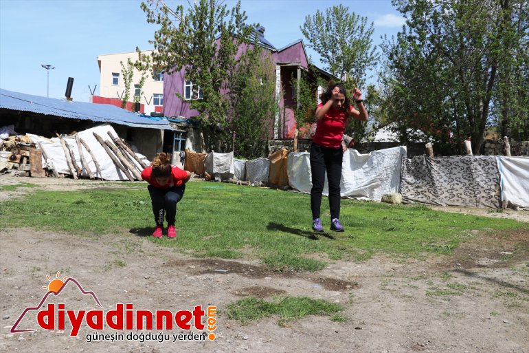 koşu Kayaklı evlerinin sporcuları antrenmanlarını bahçesine sığdırıyor 10