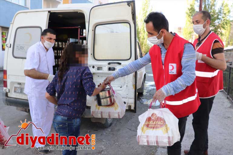 Kızılay Ağrı'da ihtiyaç sahibi ailelerin bayramını tatlandırıyor