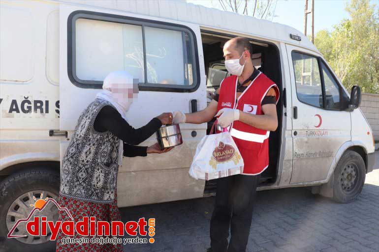 ihtiyaç ailelerin Kızılay sahibi tatlandırıyor bayramını Ağrı