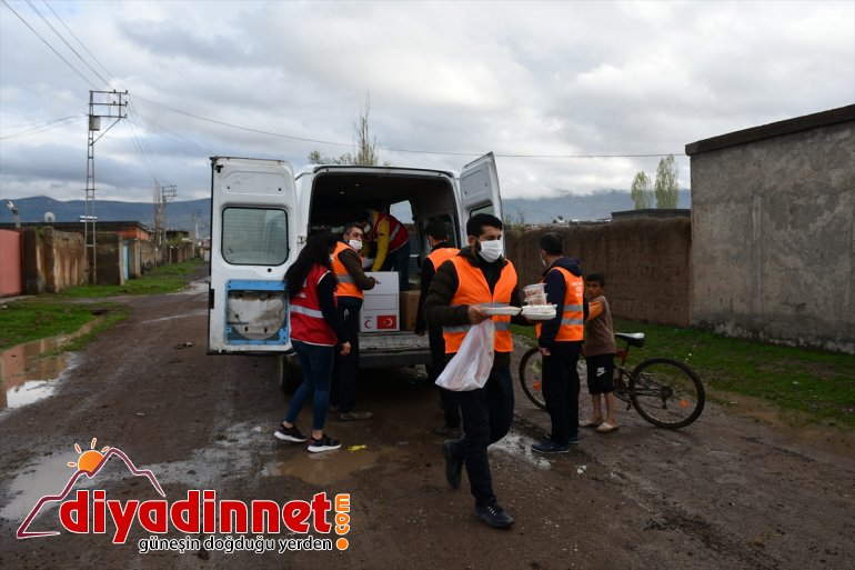ihtiyaç gün ramazanda sıcak ulaştırıyor her sahibi ailelere Kızılay yemek Türk 10
