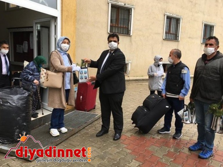 Korona misafirleri fidanlarla uğurlandı1