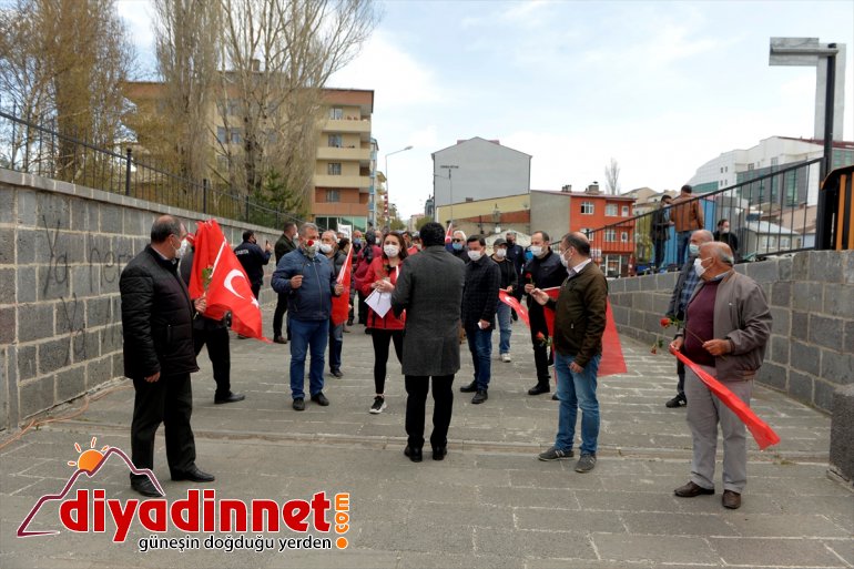 "93 Harbi şehitleri" için Kura Nehri'ne karanfil bıraktılar