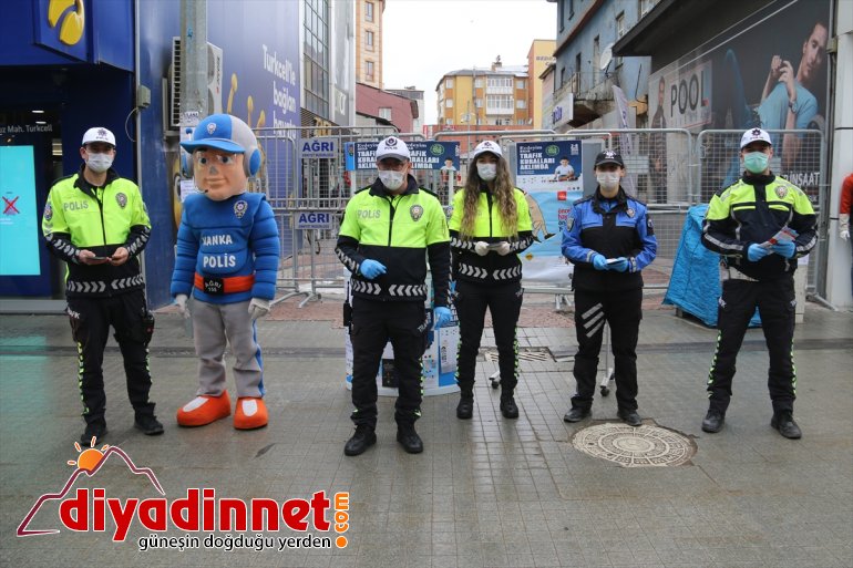 Ağrı’da trafik polisleri vatandaşlara broşür dağıtıp kurallar konusunda uyardı