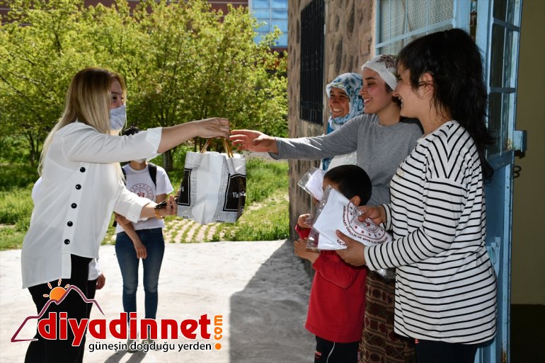 AĞRI dağıttılar isimlerini - gençlere tişörtleri Salgında ölen bastırdıkları sağlıkçıların 8