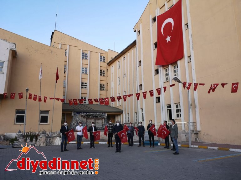 Başkan Sayan belediye ekipleriyle birlikte İstiklal Marşı okudu