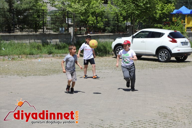 Bingöllü çocuklar sıcak havanın tadını çıkardı