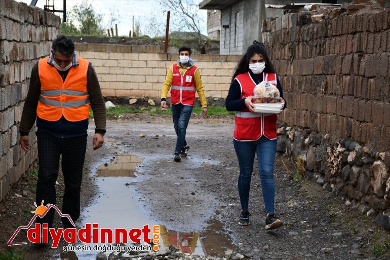 Türk Kızılay ihtiyaç sahibi ailelere ramazanda her gün sıcak yemek ulaştırıyor