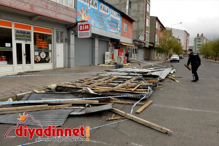 Ardahan'da şiddetli fırtına çatıları uçurdu