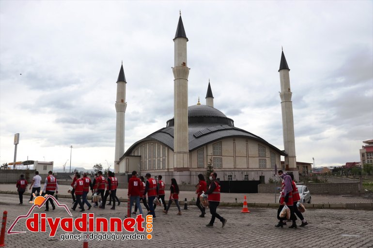 Ağrı'da Türk Kızılay gönüllüleri bayramı evde geçiren çocukları eğlendirdi
