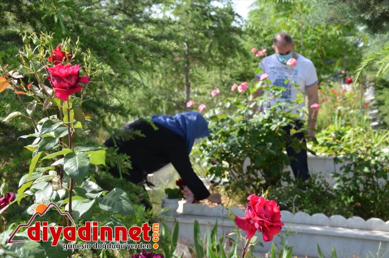Malatya'da jandarma bayram öncesi şehit kabirlerinin bakımını yaptı