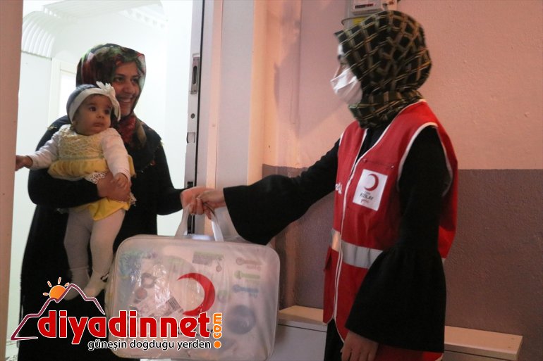 Türk Kızılay Ağrı'da yeni doğum yapan annelere "Sevgi Bohçası" ile sürpriz yaptı