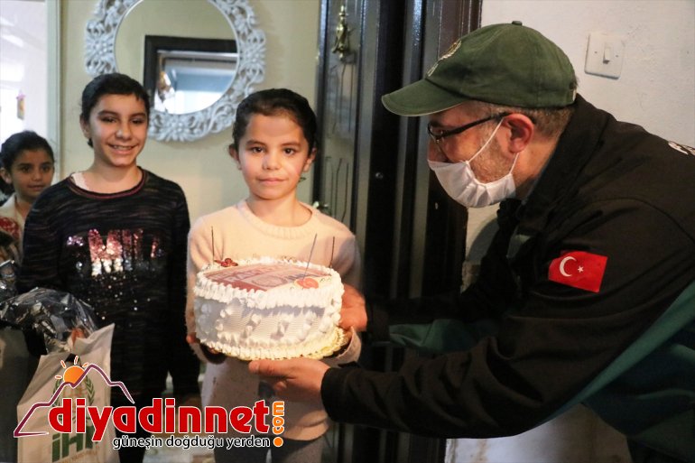 çocuklar yetim pasta ve yaş hediyelerle Ağrı