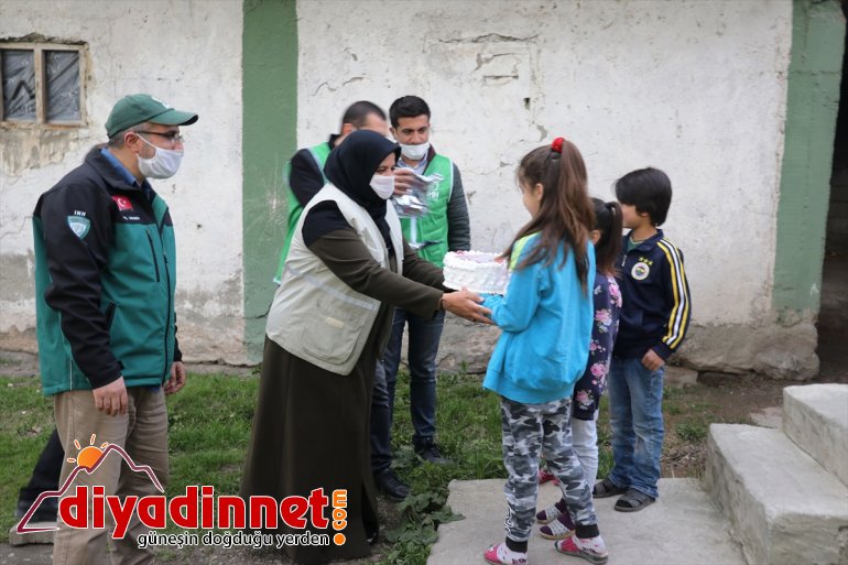 sevindirildi hediyelerle çocuklar Ağrı