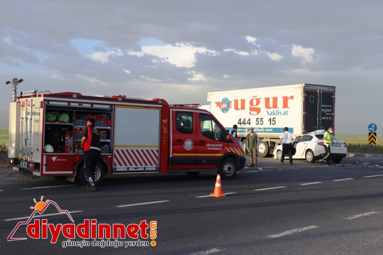 Ağrı'da otomobil ile tır çarpıştı: 4 yaralı