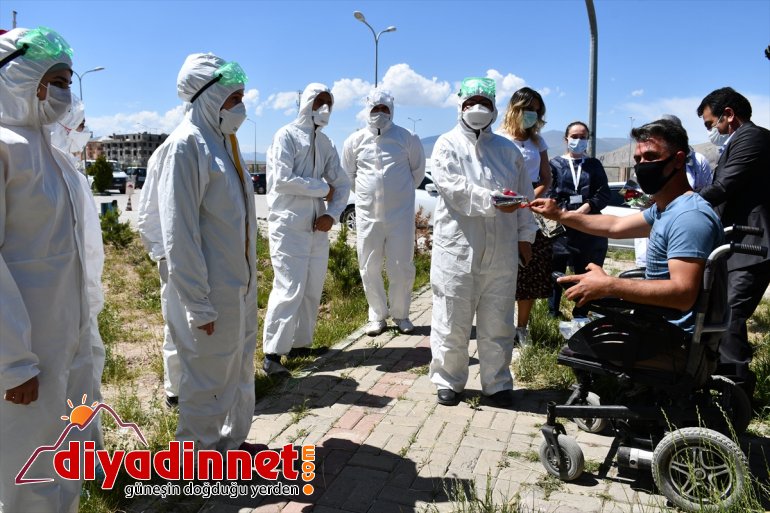 Ağrılı engellilerden başarılı pandemi ekibine çiçekli sürpriz