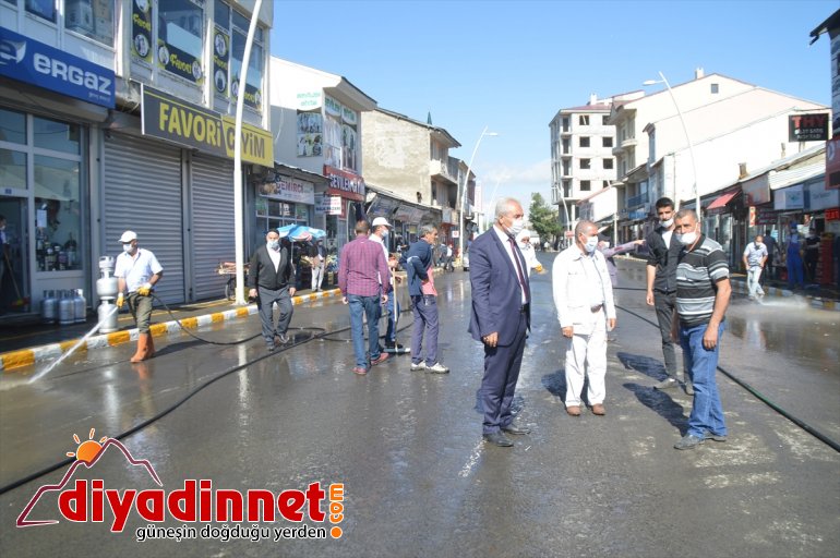 Eleşkirt'te Kovid-19 tedbirleri kapsamında cadde ve sokaklar temizlendi
