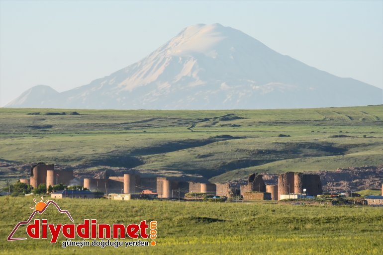 İhtişamlı Ağrı Dağı ile antik kent aynı karede1