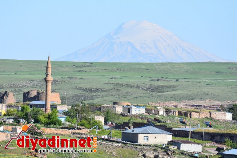 İhtişamlı Ağrı Dağı ile antik kent aynı karede2