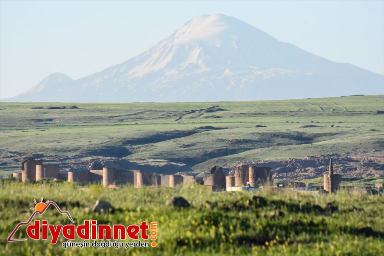 İhtişamlı Ağrı Dağı ile antik kent aynı karede3