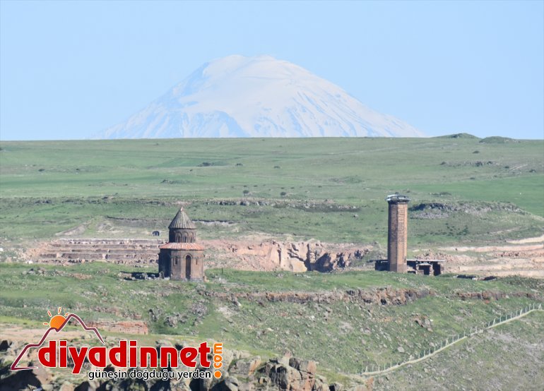 İhtişamlı Ağrı Dağı ile antik kent aynı karede4