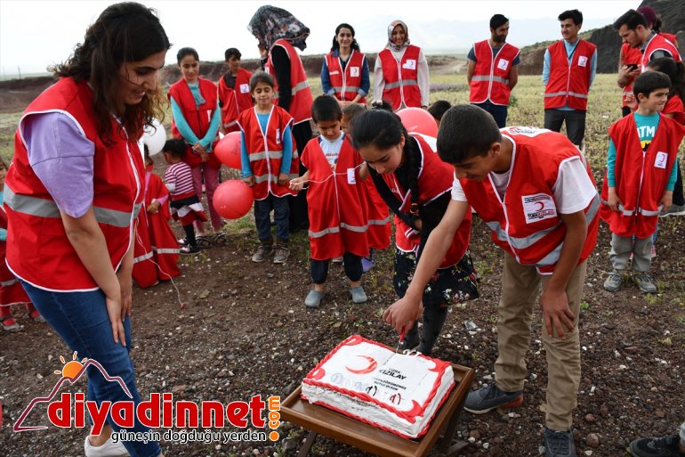 Türk Kızılay Ağrı'da köy çocuklarını hediyelerle sevindirdi