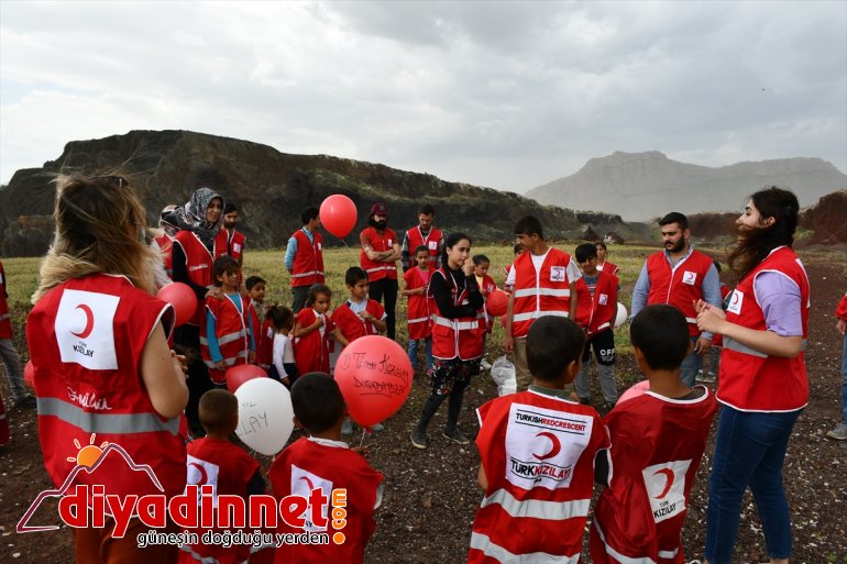 - AĞRI hediyelerle Türk köy sevindirdi çocuklarını Kızılay 2
