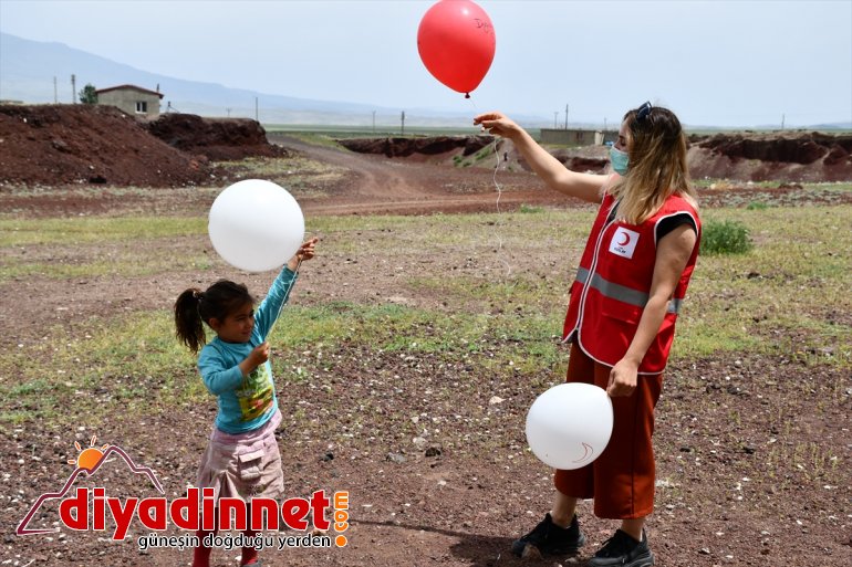 köy Türk sevindirdi çocuklarını - AĞRI hediyelerle Kızılay 11