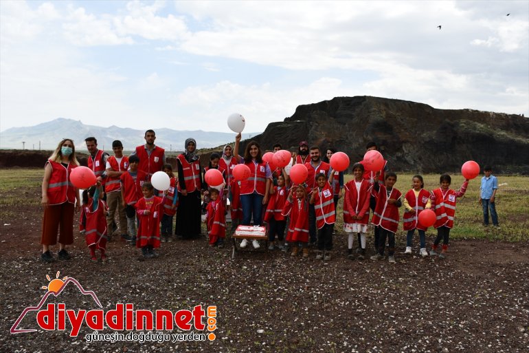 Türk AĞRI köy - Kızılay çocuklarını sevindirdi hediyelerle 4