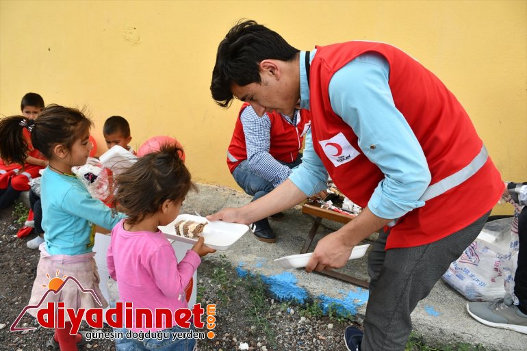 - köy çocuklarını AĞRI Kızılay Türk sevindirdi hediyelerle 7