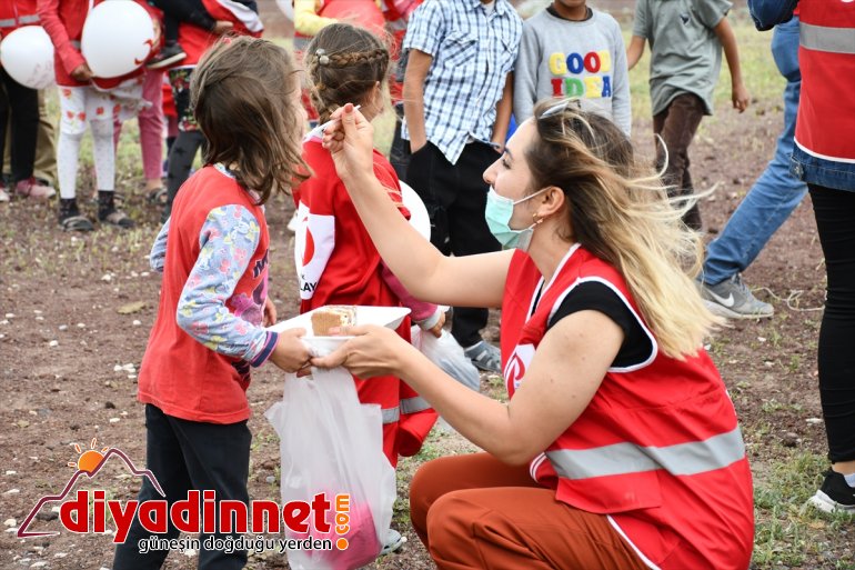Kızılay AĞRI Türk - çocuklarını köy sevindirdi hediyelerle 8