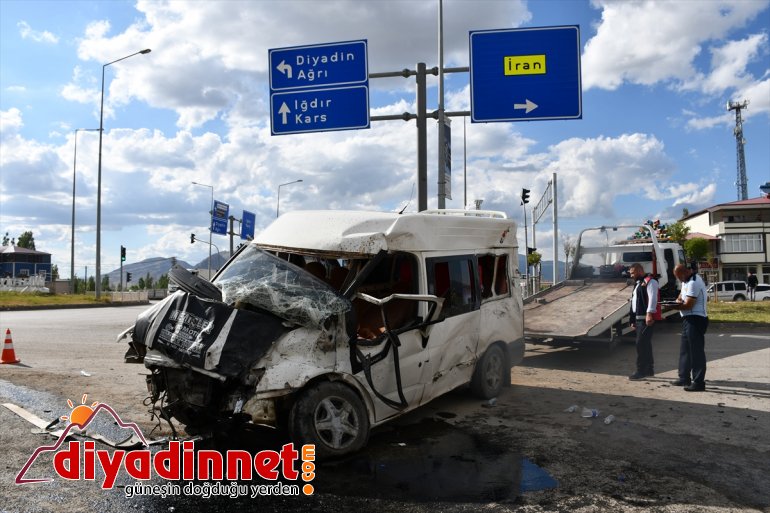 Ağrı'da zırhlı askeri araç ile minibüs çarpıştı: 1 ağır yaralı