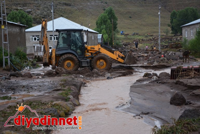 Ağrı'da etkili olan sağanak köylerde hasara neden oldu