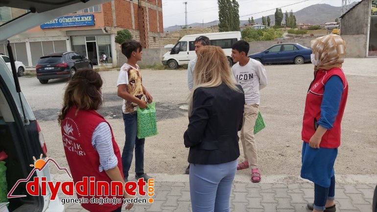Ağrı'da gönüllü gençler 50 çocuğu hediyelerle sevindirdi