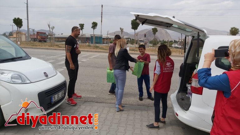 gönüllü çocuğu hediyelerle gençler sevindirdi Ağrı