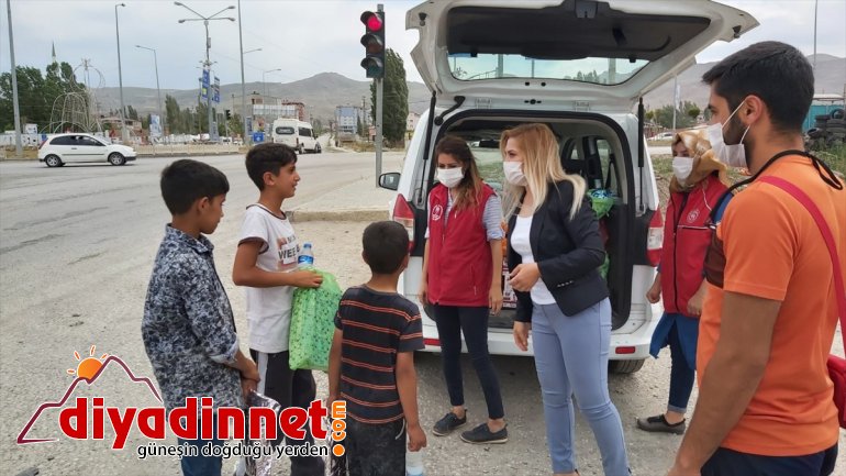 çocuğu 50 gönüllü hediyelerle gençler Ağrı
