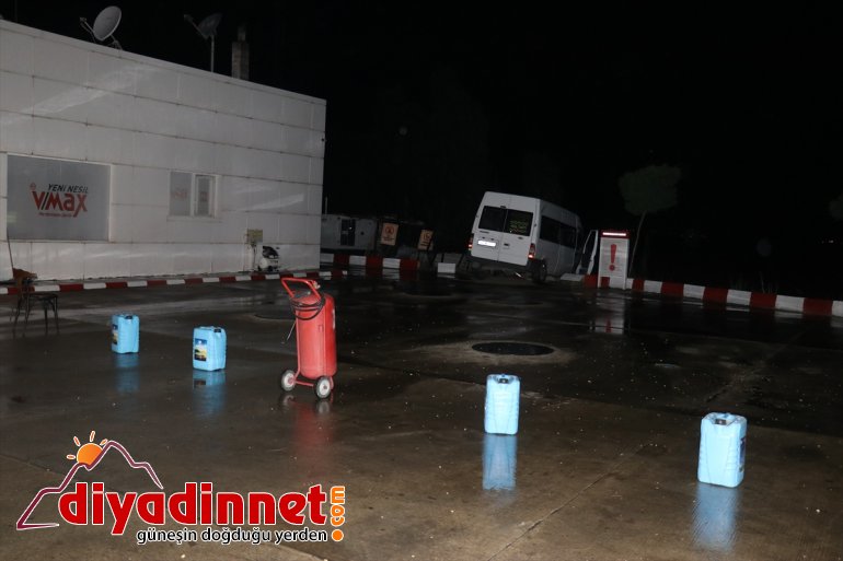 Ağrı'da LPG deposuna çarpan minibüs paniğe neden oldu