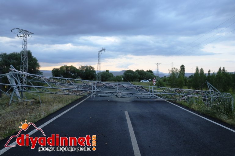 Ağrı'da otomobilin çarpmasıyla devrilen elektrik direği trafiği aksattı