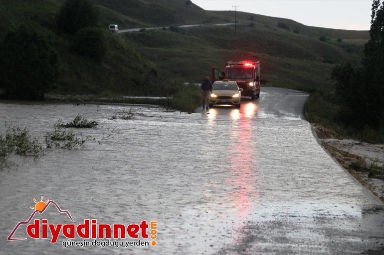 Ağrı'da sağanak nedeniyle bazı evleri ve tarım arazilerini su bastı