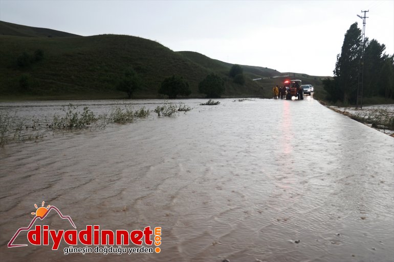 evleri bazı su arazilerini ve tarım  nedeniyle bastı sağanak Ağrı