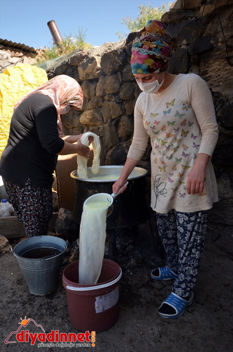 Asırlık usulü lezzet çeçil  yakılıyor peyniri imece için kazanlar 7