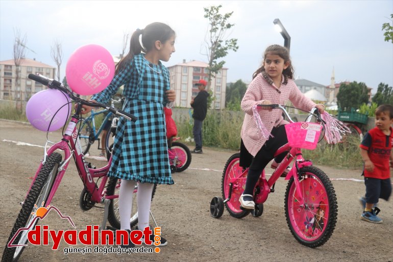 Ağrı'da bayram öncesi 300 çocuğun yüzü hediye bisikletlerle güldü
