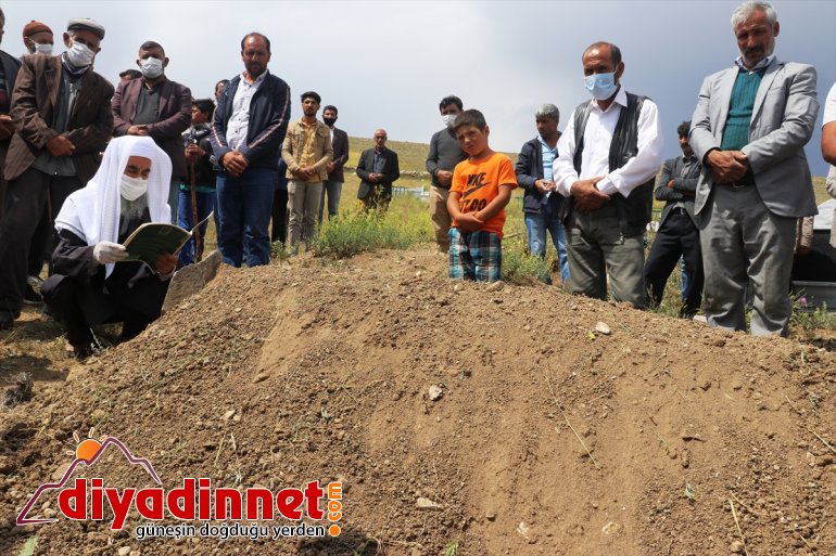 Cezayir'de inşattan düşüp ölen dayı ile yeğeninin cenazesi Ağrı'da defnedildi