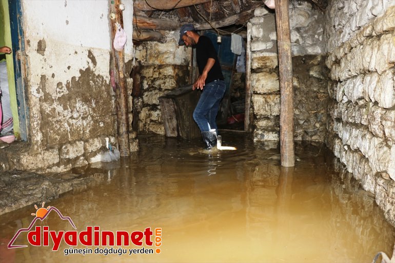 Ağrı'da hasara neden olan selin izleri siliniyor