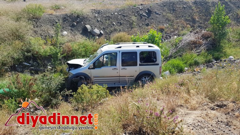 Erzincan'da kamyonet şarampole devrildi: 7 yaralı